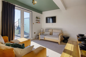 Lounge/Diner- click for photo gallery